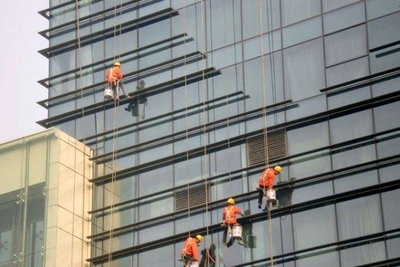 高空广告雨落管安装作业