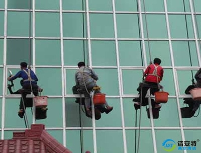 高空外墙玻璃打胶维修